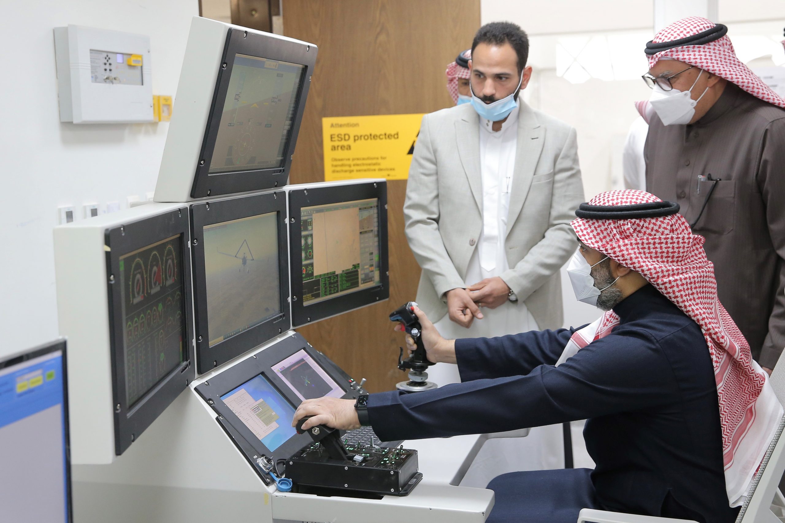 السواحة يزور معمل الأنظمة الآلية